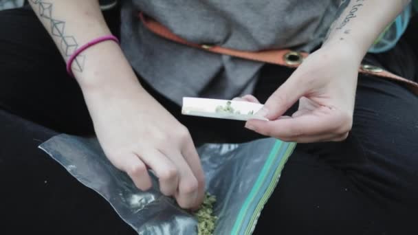 Žena Ruka Tetováním Válcování Marihuana Zblízka Shot — Stock video