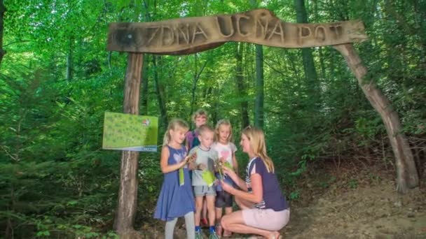 Mujer Con Pocos Niños Pequeños Jungla Verde Entregándoles Algunos Vuelos — Vídeos de Stock