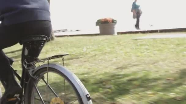 Seguire Colpo Monitoraggio Ciclista Movimento Una Luminosa Giornata Sole — Video Stock