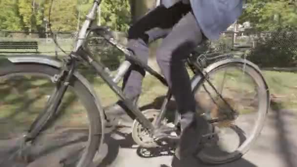 Jovem Pedalando Longo Caminho Bicicleta Dia Ensolarado — Vídeo de Stock