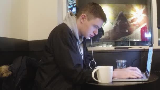 Zeitraffer Eines Jungen Profis Der Einem Café Seinem Computer Arbeitet — Stockvideo