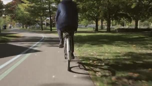 Volg Shot Het Volgen Van Een Fietser Uit Voor Een — Stockvideo