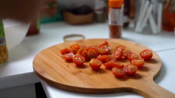 Lento Tiro Tomate Cereja Cortado Fatias Cozinha — Vídeo de Stock