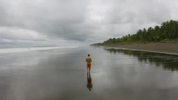 Letectvo Následuje Mladého Muže Který Kráčí Prázdné Pláži Kolumbii — Stock video
