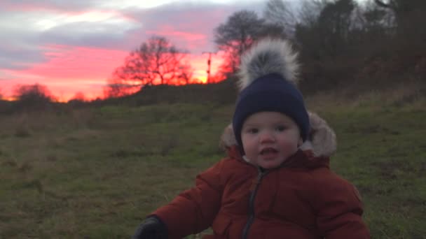 Liten Pojke Med Mor Promenad Genom Fältet Spela Och Jaga — Stockvideo