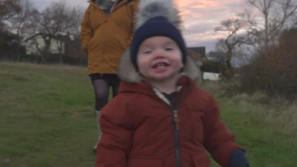 Kleine Jongen Loopt Voor Moeder Door Het Veld Vroege Winter — Stockvideo