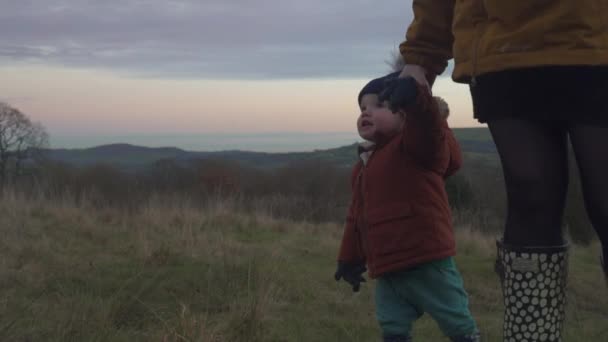 Liten Pojke Med Mor Tar Sin Omgivning Promenad Genom Fältet — Stockvideo