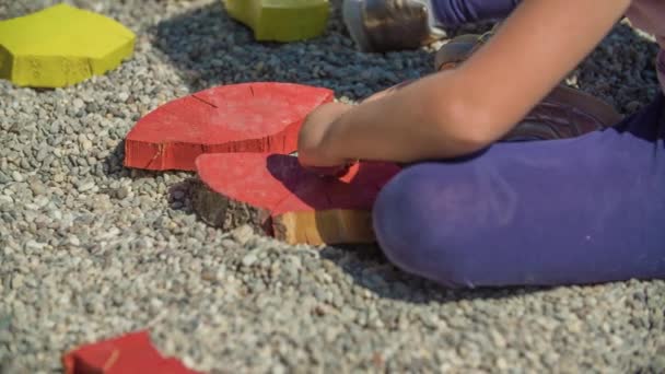 Kleines Mädchen Spielt Mit Den Bunten Holzklötzen Auf Spielplatz — Stockvideo