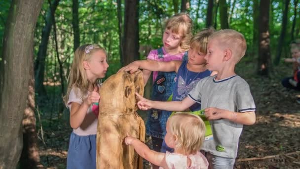 Bambini Dopo Aver Toccato Goduto Statua Del Gufo Legno Nella — Video Stock