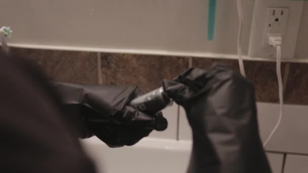 トロントカナダ ボトルコンテナで粘着性のあるソリューションを髪漂白剤のチューブを保持している男 閉じるショット — ストック動画