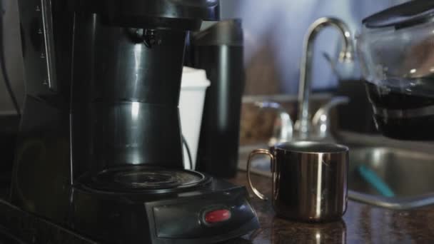 Toronto Kanada Barista Nalewa Parzoną Kawę Kubka Stali Nierdzewnej Zbliżenie — Wideo stockowe