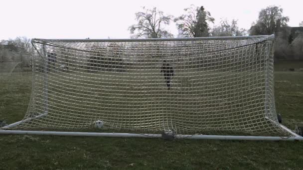 Slow Motion 120 Fps Een Man Schopt Een Voetbal Die — Stockvideo