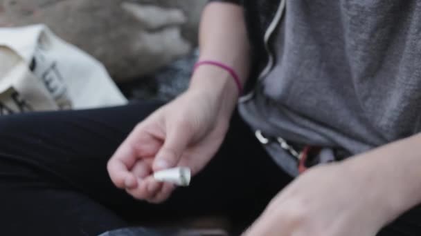 トロントカナダ マリファナタバコを作る方法を示す若い女性 クローズアップ — ストック動画