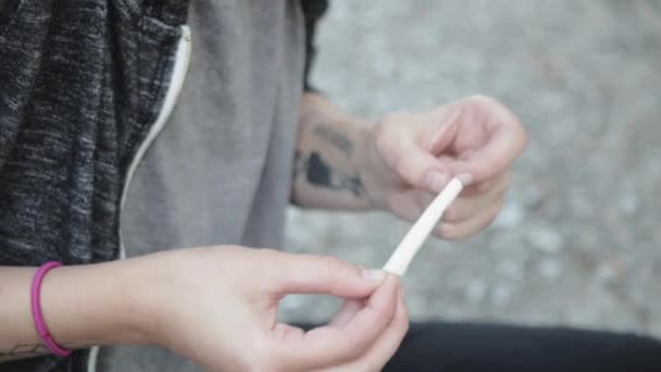 Toronto Kanada Mladá Žena Upevnění Marihuany Cigarety Tip Který Slouží — Stock video