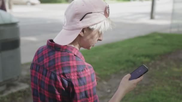 Una Persona Joven Ganando Juego Teléfono Reaccionando Con Emoción — Vídeo de stock