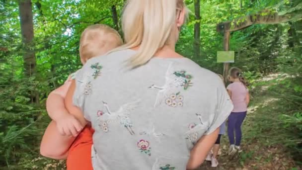 Familias Con Sus Hijos Caminando Una Exuberante Selva Verde Día — Vídeos de Stock