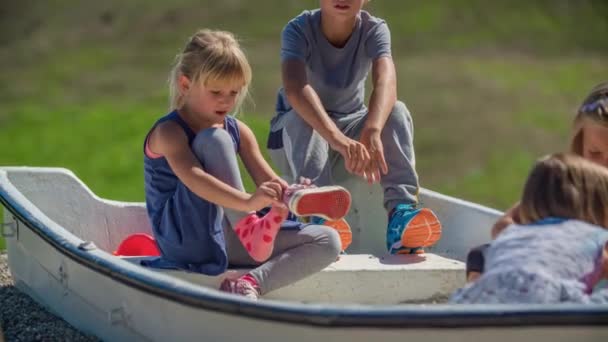 Niños Pequeños Disfrutando Tiempo Encantador Bote Lugar Picnic Lado Lago — Vídeos de Stock
