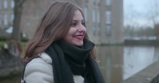 Linda Jovem Loira Modelo Sorrindo Para Alguém Rindo Olhando Direita — Vídeo de Stock