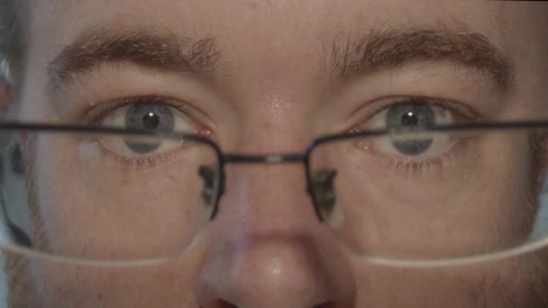 Großaufnahme Einer Brille Die Vor Einem Paar Blauer Augen Die — Stockvideo