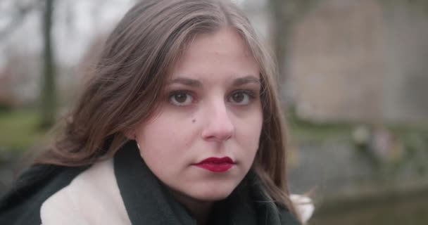 Hermosa Joven Rubia Mirando Cámara Con Una Mirada Triste Disparo — Vídeo de stock