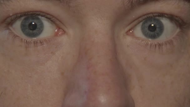 Großaufnahme Eines Paares Blauer Augen Das Die Kamera Blickt — Stockvideo