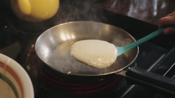 Fumée Sortant Poêle Surchauffée Brûlant Étroitement Pâte Crêpes Gros Plan — Video