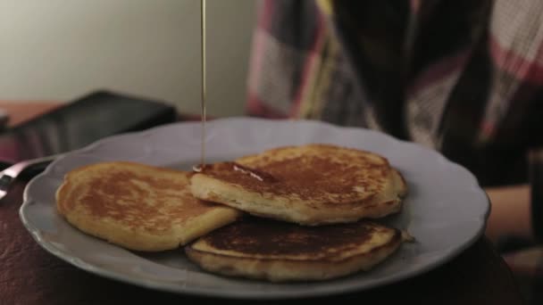 Langzaam Ahornsiroop Verspreiden Pannenkoeken Close Schot — Stockvideo