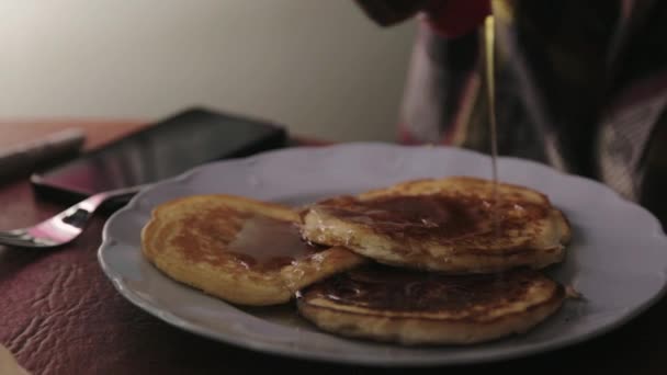 Versare Aggiungere Più Sciroppo Acero Piatto Pancake Close Shot — Video Stock