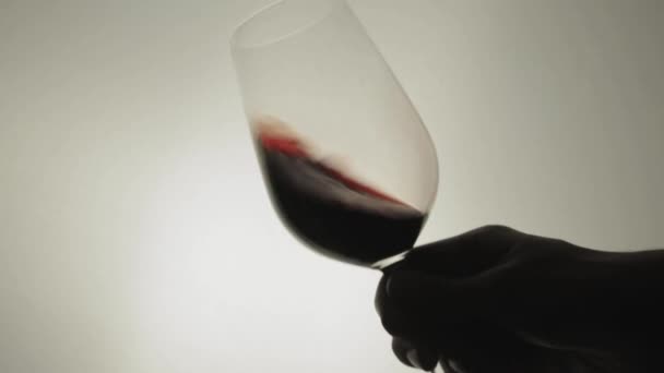 Víření sklenice vína v nakloněné poloze - close up shot