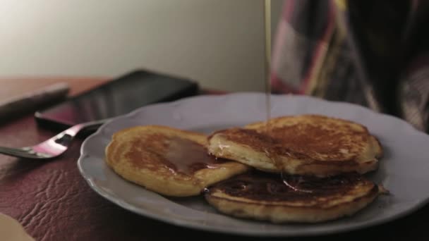 Filling Pancakes Maple Syrup Close Shot — Stok Video