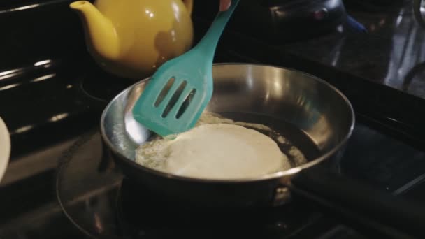 Deslizando Lentamente Espátula Sob Bordas Panqueca Para Evitar Ruptura Close — Vídeo de Stock