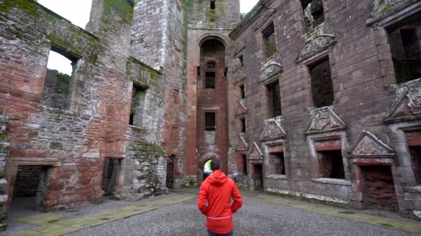 Statisk Bild Man Som Går Caerlaverock Slott Molnig Dag Södra — Stockvideo