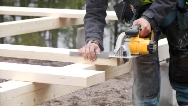 Handwerker Mit Kreissäge Auf Baustelle Zeitlupe — Stockvideo