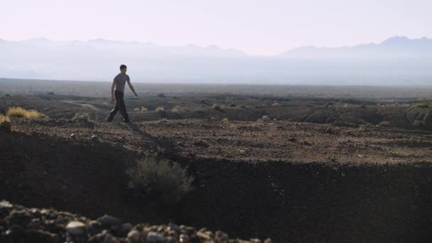 Jovem Shirt Jeans Percorre Paisagem Deserto Matinal — Vídeo de Stock