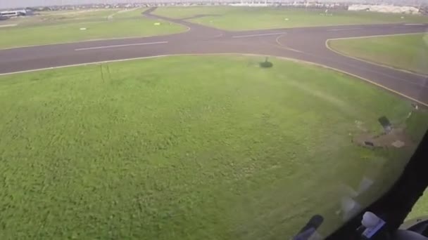 Sombra Lejana Del Helicóptero Visto Desde Helicóptero Durante Despegue Sobre — Vídeos de Stock