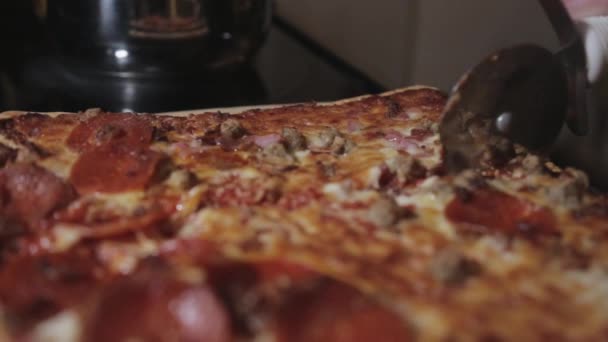 Schneiden Einer Voll Beladenen Kitschigen Pepperoni Pizza Auf Einem Holzteller — Stockvideo
