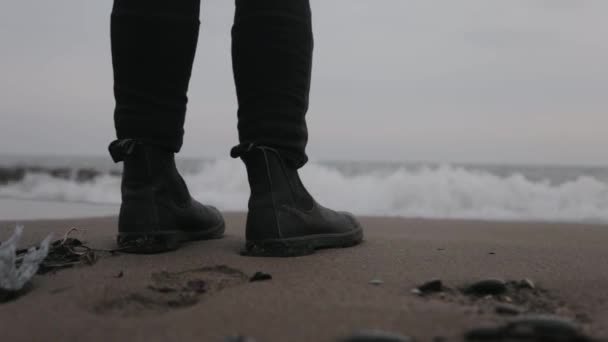 Homem Costa Vestindo Sapatos Pretos Com Ondas Suaves Tocando Seu — Vídeo de Stock