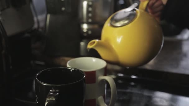 Füllen Der Tasse Mit Heißem Tee Nahaufnahme — Stockvideo