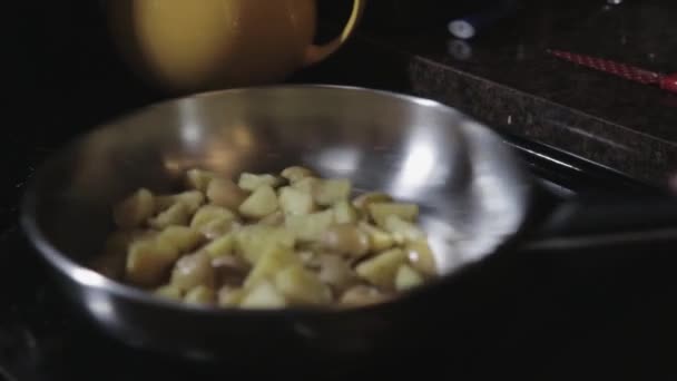 Die Pfanne Bewegen Und Kartoffelscheiben Mit Dem Spachtel Drehen Nahaufnahme — Stockvideo