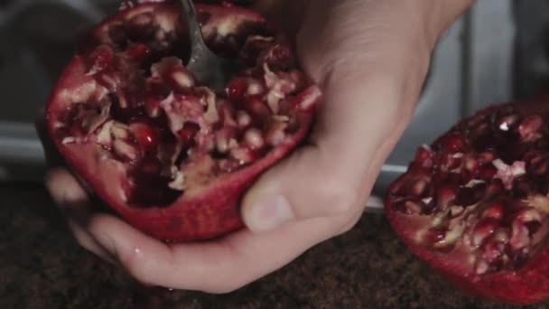 Extracción Profunda Las Semillas Cristalinas Rojas Oscuras Una Fruta Granada — Vídeos de Stock