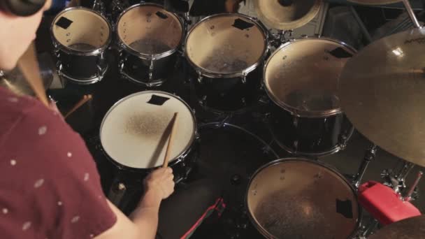 Sobre Ombro Tiro Baterista Tocando Riff Tambor Snare — Vídeo de Stock