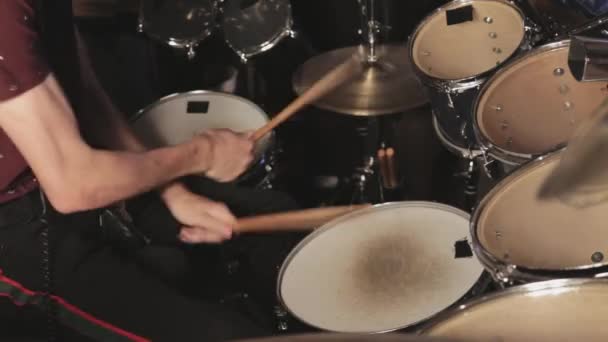 Ein Schlagzeuger Spielt Einen Beat Mit Hat Und Snare — Stockvideo