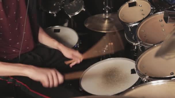 Strak Schot Van Een Drummer Die Een Beat Speelt — Stockvideo