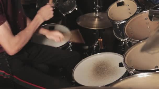 鼓手一边练习演奏节拍 一边用汤姆鼓填充物 — 图库视频影像