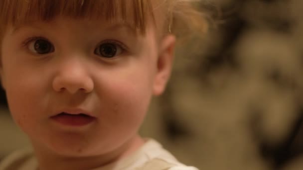 Egy Gyönyörű Kisfiú Félénk Először Mosolyog Kamera Felé Nyúl Közelkép — Stock videók