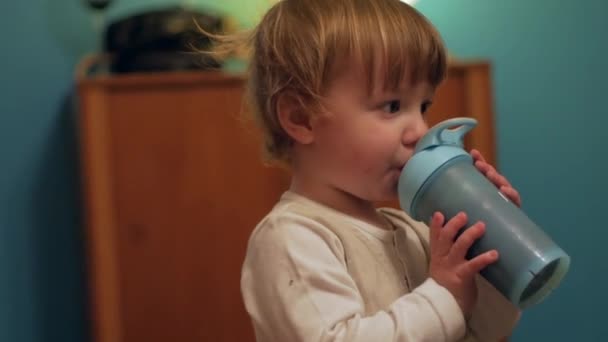 Söt Knubbig Toddler Dricka Smoothie Sätta Blå Behållare Medan Titta — Stockvideo