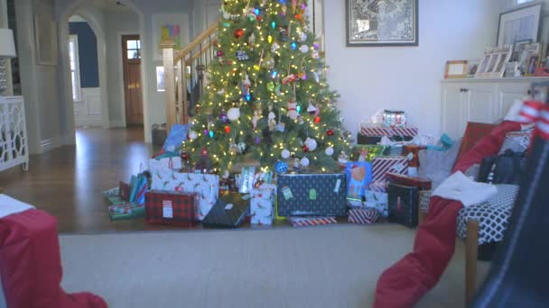 Regalos Navidad Bajo Árbol Navidad Mañana Navidad — Vídeos de Stock