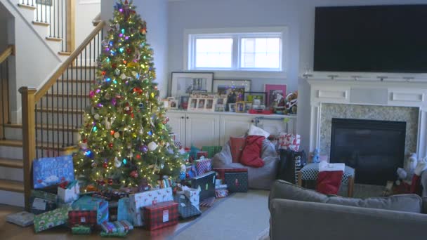 Arbre Noël Dans Salon Avec Des Cadeaux Dessous — Video