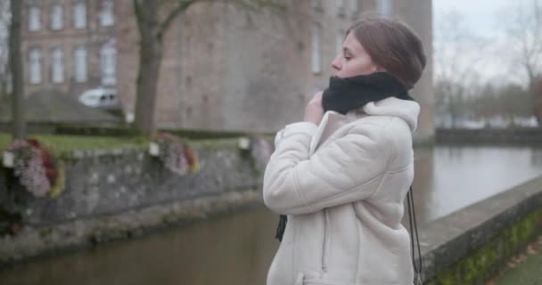 Mooie Jonge Blonde Vrouw Doet Haar Zwarte Sjaal Uit Doet — Stockvideo