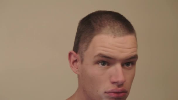 Pohledný Mladý Muž Stříhání Vlasy Pomocí Elektrické Břitvy Zavřít Záběr — Stock video
